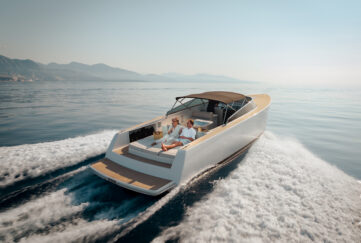 Anantara_Plaza_Nice_Hotel_Lifestyle_Boat_Experience_View_Drone_Couple (1)
